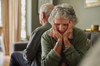 „Maminka má Alzheimera. Tvrdí, že ji okrádám, a na tátu volá policii,“ píše Anna (58)